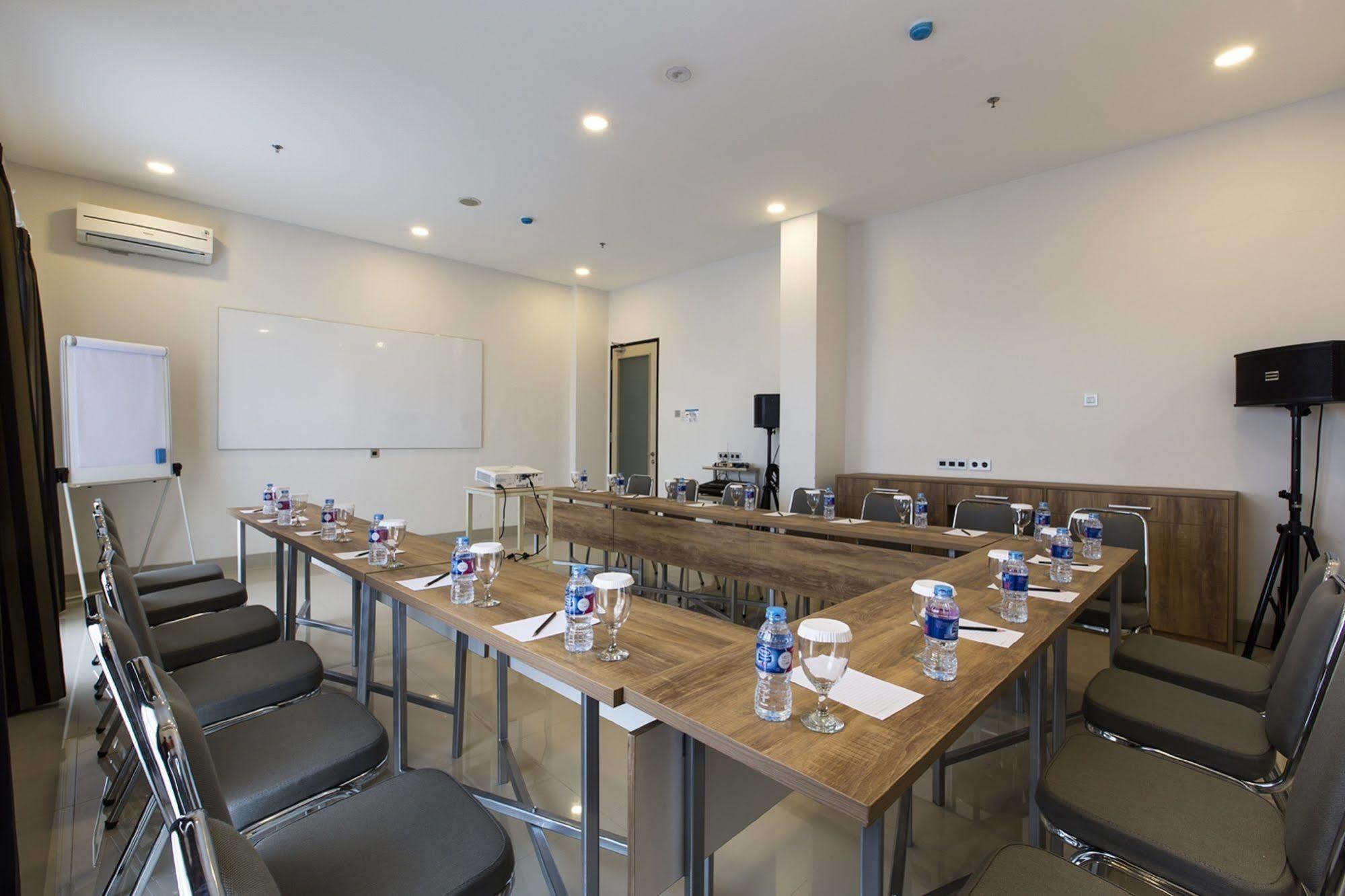 Sparks Odeon Sukabumi, Artotel Curated מראה חיצוני תמונה